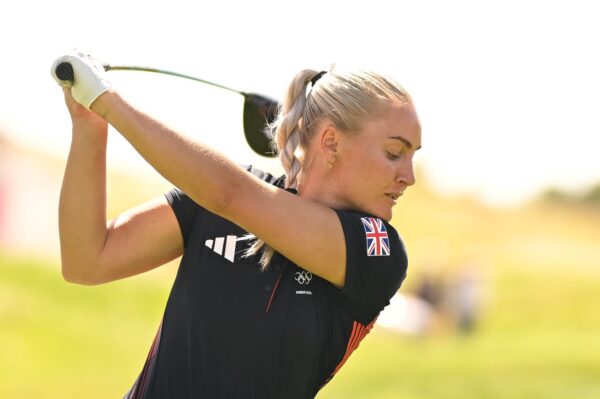 SAINT-QUENTIN-EN-YVELINES, FRANȚA - 08 AUGUST: Charley Hull din echipa Marii Britanii își învârte mingea pe al treilea tee în timpul celei de-a doua runde a Jocurilor Olimpice de la Paris 2024 la Le Golf National pe 8 august 2024 în Saint-Quentin-en-Yvelines, Ile-de-France. (Foto de Ben Jared/PGA TOUR/IGF)