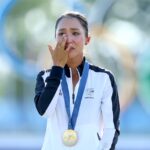 PARIS, FRANȚA - 10 AUGUST: Medaliată cu aur, Lydia Ko din echipa Noii Zeelande reacționează pe podium în timpul imnului său național în cadrul Ceremoniei de Medalii la Feminin Individual Stroke Play în ziua a cincisprezecea a Jocurilor Olimpice Paris 2024 la Le Golf National pe 10 august 2024 în Paris, Franța. (Foto de Andrew Redington/Getty Images)