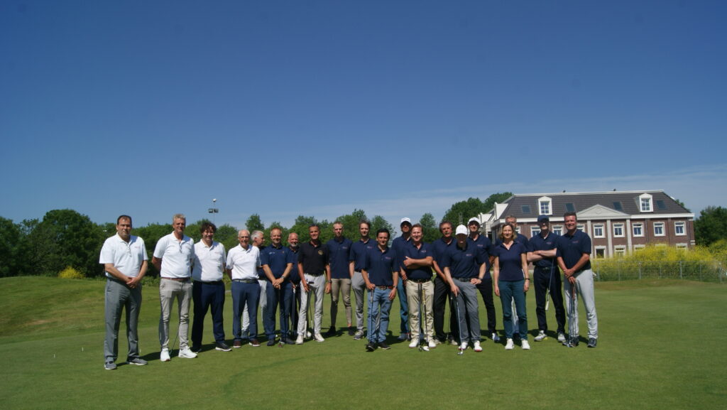 Bjorn Beekman la finalul stagiului din Bangladesh alături de colegul său Edmond Fokker și trainerii locali