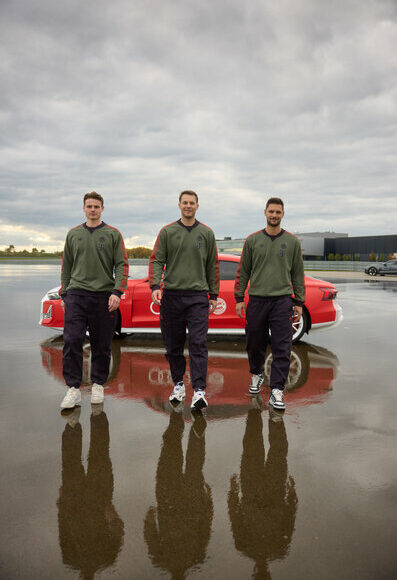 onas Urbig, Manuel Neuer și Sven Ulreich (de la stânga) în fața modelului Audi RS e-tron GT performance.