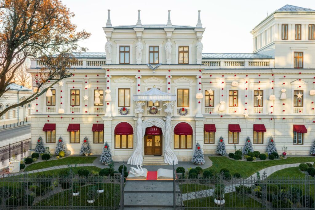 TOFF Galleries situată în Palatul Știrbei din București