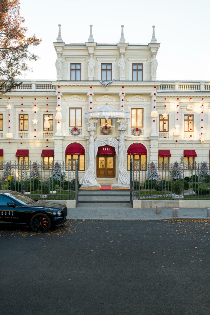 TOFF Galleries situată în Palatul Știrbei din București